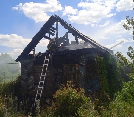 В Богатовском районе открытым пламенем горело чердачное помещение