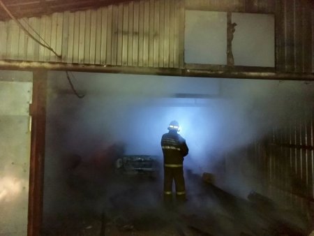 В выходной день открытым пламенем горел гараж с автомобилем внутри