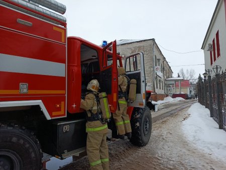 Пожарно-тактические занятия прошли в здании Богатовского района суда