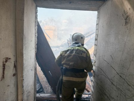 Огнеборцы тушили склад на площади 120 квадратных метров